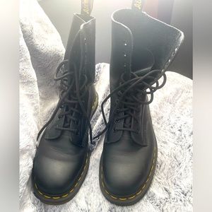 Selling these Dr. Martens size 9